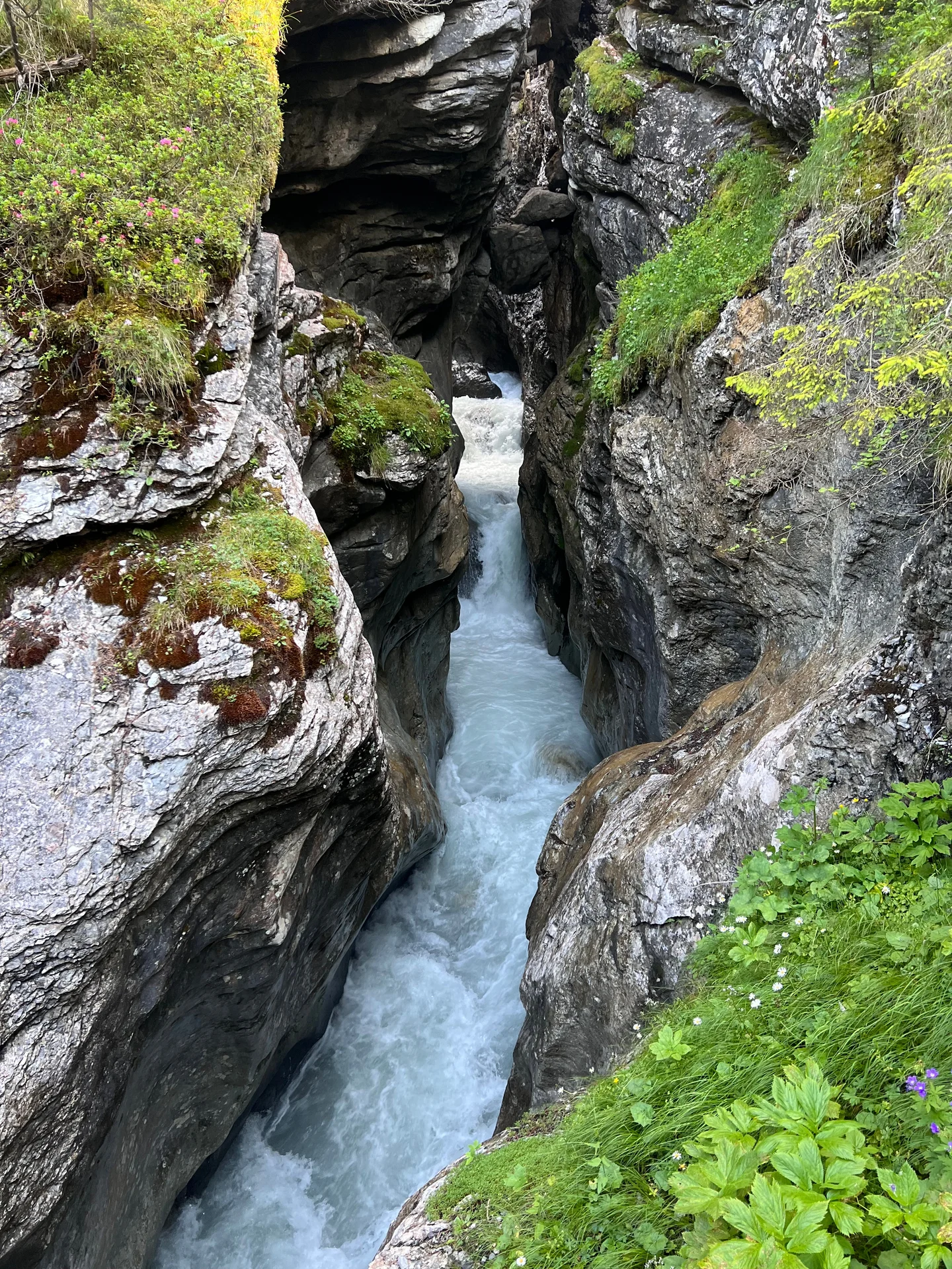 Natürliche Felshöhle am Meer